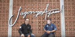 Host video Youtube Omah Bata (kiri) sedang berbincang dengan Manager Resto KFC (kanan), dokpri