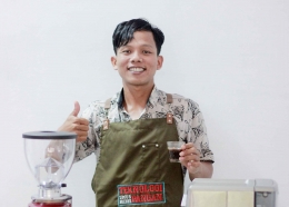 Foto : Alam Nuyah (Nur Alam Ali) sedang membuat kopi
