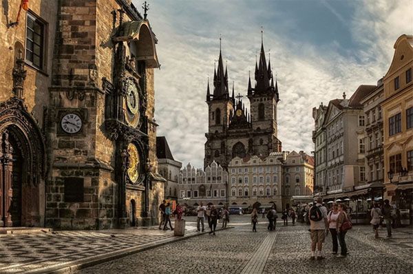 Praha (sumber: travel.com)