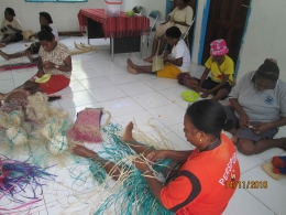 Kekompakan Ibu Ibu Kampung Waigo dalam mengerjakan kearifan lokal (Dok: VFH)