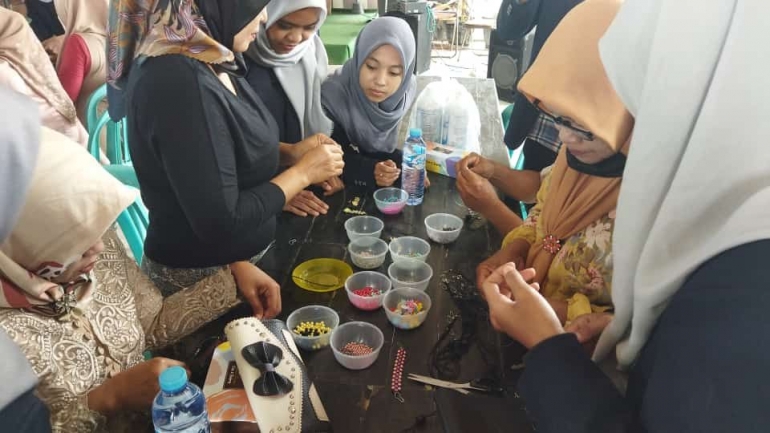 Proses pendampingan secara langsung pembuatan strap mask oleh mahasiswa KKM-DR UIN Malang, dokpri