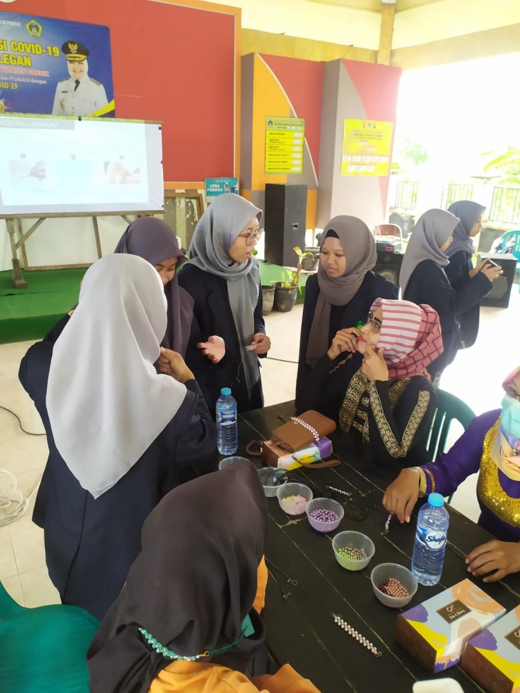 Proses pendampingan secara langsung pembuatan strap mask oleh mahasiswa KKM-DR UIN Malang, dokpri