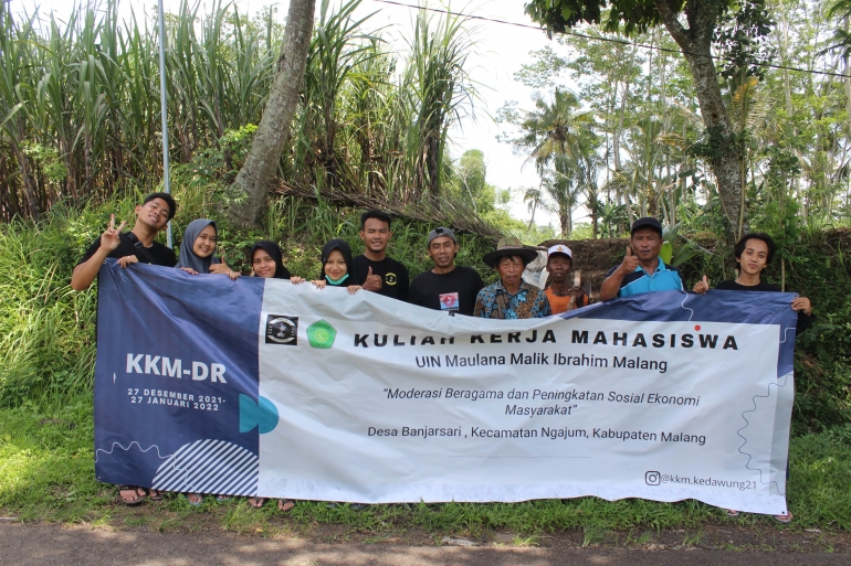 Foto bersama Warga dan Perwakilan Perangkat Desa Banjarsari, dokpri