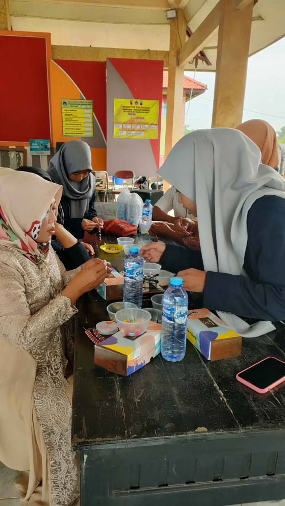 Proses pendampingan secara langsung pembuatan strap mask oleh mahasiswa KKM-DR UIN Malang, dokpri