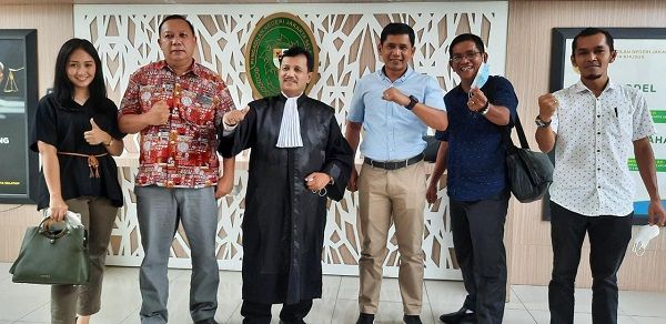 Tim Pembela DPC PERADI Jaktim, Tim Penasehat Hukum Advokat Rihat HS yang dikoordinir Jhon S.E Panggabean, S.H., M.H, (ketiga kiri)/Foto:dok.pribadi 