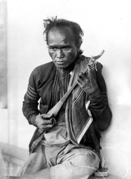 Pa Datas Surbakti, seorang pemain kulcapi Karo tempo dulu (Sumber berkas: COLLECTIE TROPENMUSEUM, De bekende mandolinespeler Si Datas van Soerbakti)