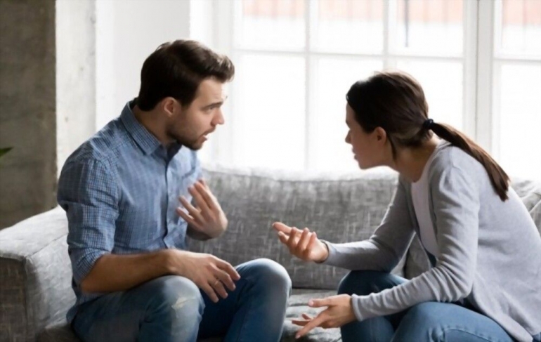Ilustrasi, Menekankan pasangan muda menikah keluarga berdebat emosional | Sumber: Shutterstock