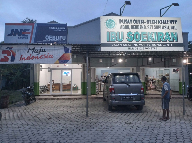 Pusat Oleh-Oleh Khas NTT Ibu Sukiran berlokasi di jalan Amabi No.79, Kelurahan Oebufu, Kecamatan Oebobo, Kota Kupang/Dokumentasi pribadi