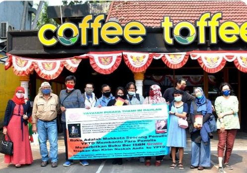  Para penulis hadir ketika peluncuran Yayasan Pustaka Thamrin Dahlan di Coffe Toffe Depok(dok YPTD)
