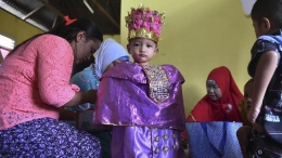 Potret Salsa Djafar (1,5 tahun) yang menjalani sunat di sebuah desa di Gorontalo | Foto diambil dari CNN Indonesia