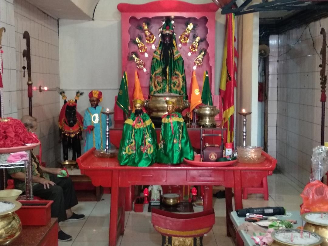 Suasana Ganti Jubah Dewa Kwan Kong di Klenteng Kwan Kong Makassar (Sumber: Dokumentasi pribadi)