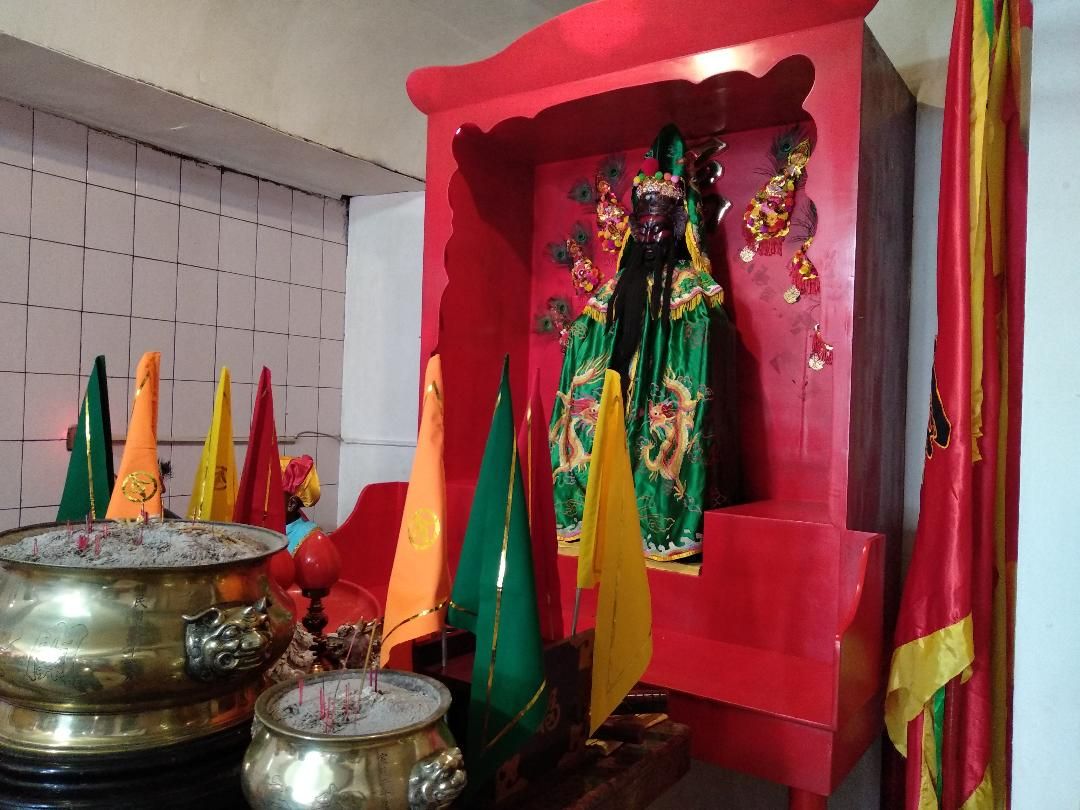 Suasana Ganti Jubah Dewa Kwan Kong di Klenteng Kwan Kong Makassar (Sumber: Dokumentasi pribadi)
