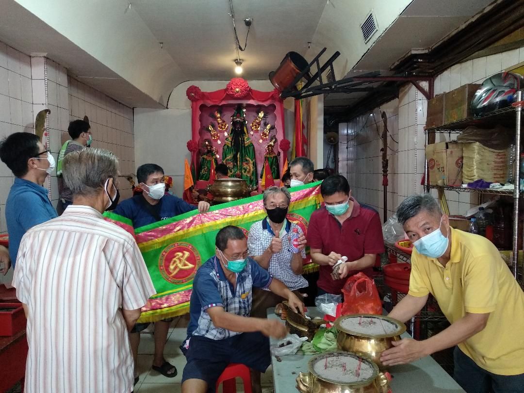 Tim Kerja dalam acara Ganti Jubah Dewa Kwan Kong di Klenteng Kwan Kong Makassar (Sumber: Dokumentasi pribadi)