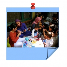 Belajar merajut bersama ibu-ibu di kampung kreatif Bandung (sumber: Koleksi pribadi)