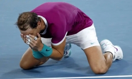 Nadal memenangi Australian Open dengan mengalahkan Mendelev.  Photo: Hamish Blair/AP  