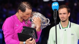 Medvedev tatap Nadal yang sedang mencium trofi juara Australian Open/foto: BBC.com