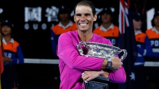 Rafael Nadal memeluk trofi juara Australian Open/foto: REUTERS 