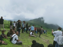Rombongan mendapat arahan dari Ketua STP sebelum memasuki kawasan Benteng Tujuh Lapis di kawasan Gunung Lakaan. (Dokpri)