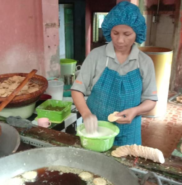 Umi Hanik (56), pelaku UMKM pembuat keripik tempe asal Malang, saat proses produksi produknya. (dok)