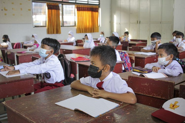 Siswa mengikuti pembelajaran tatap muka (PTM) di SDN 010 Batam Kota, Batam, Kep. Riau, Senin (10/1/2022). (ANTARA FOTO/TEGUH PRIHATNA via Kompas.com)