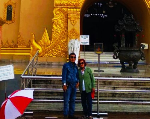 Berpose di depan pagoda mendokumentasi buah perjalanan ( foto dok pribadi) 