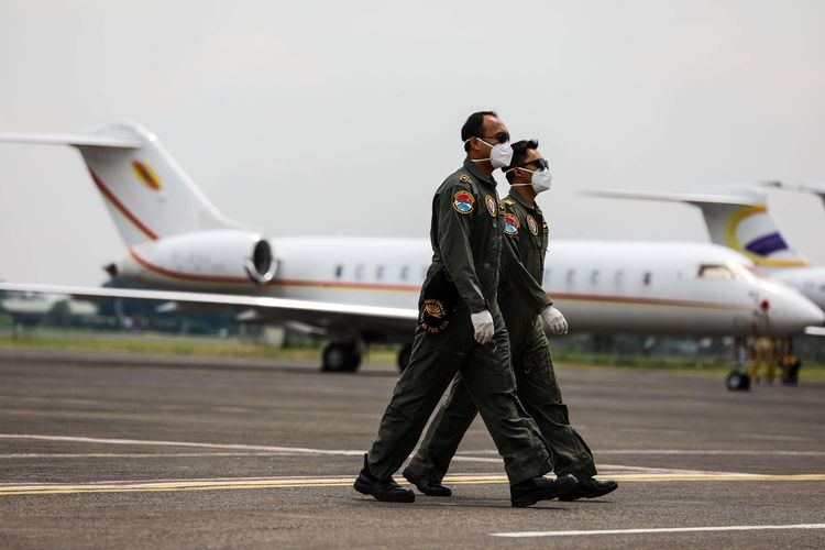 Kru pesawat TNI AU berjalan setelah tiba di Bandara Halim Perdanakusuma, Jakarta Timur, Senin (23/3/2020). (Foto: KOMPAS.com/GARRY LOTULUNG)