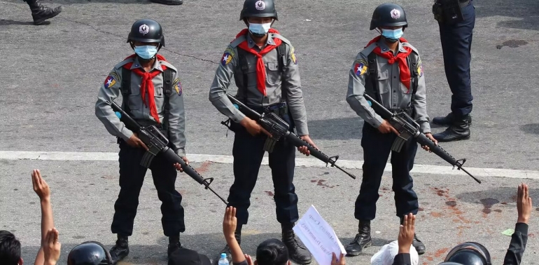 Militer Myanmar membungkam demokrasi. Photo: EPA-EFE 