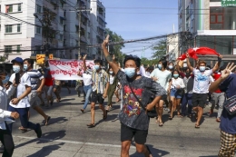 Pengunjuk rasa anti-kudeta memberikan hormat tiga jari selama demonstrasi di Yangon, Myanmar, Jumat, 14 Mei 2021. (AP via kompas,com)