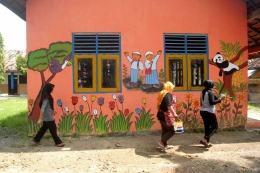 Ilustrasi: Para guru honorer merampungkan garapan melukis dinding. Pekerjaan ini mereka lakoni untuk mendapatkan tambahan penghasilan. (Foto: KOMPAS.com/PUTHUT DWI PUTRANTO NUGROHO)