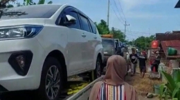 Tangkapan layar video pengantaran mobil baru warga kampung miliader, sumber foto: Tribunews.com