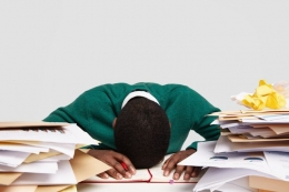 Ilustrasi overwork dapat menyebabkan kelelahan pada pekerja.| Sumber: Freepik/Wayhomestudio via Kompas.com