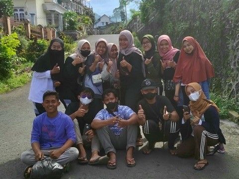 Kelompok Kerja KKM Nirwana UIN Maulana Malik Ibrahim Malang Melakukan Penanaman Pohon