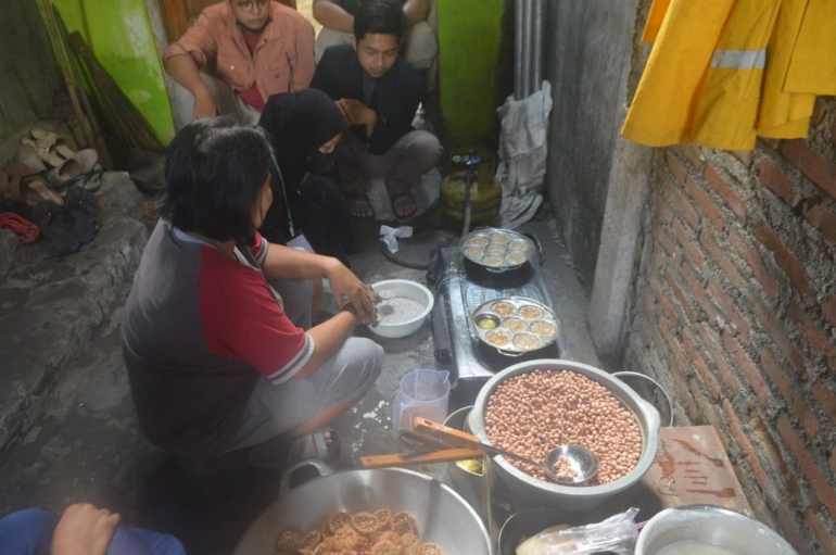  Mahasiswa KKM-DR Yogyakarta sedang membantu membuat peyek (Dokpri)