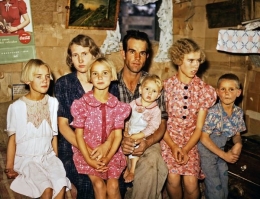 Sebuah keluarga dari Pie Town, New Mexico, dimana Ibu dan anak-anaknya menggunakan pakaian dari karung tepung | Foto diambil dari Archive Project