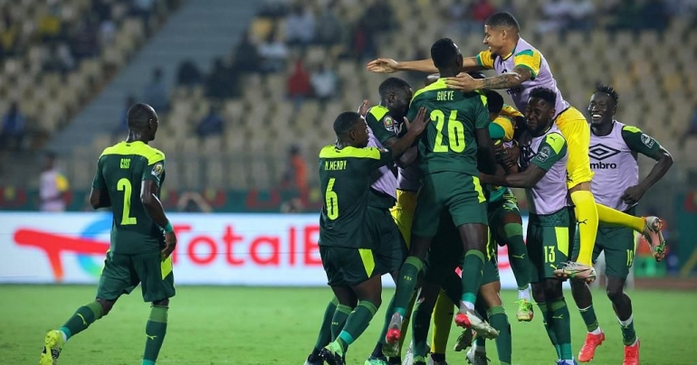 Selebrasi pemain Senegal setelah mengalahkan Burkina Faso. (via africanews.com)
