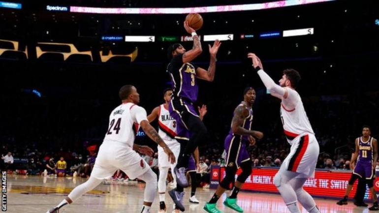 Lakers berada di urutan kesembilan di Wilayah Barat, satu tempat di atas Trail Blazers. (Dok. Getty Image via BBC Sports)