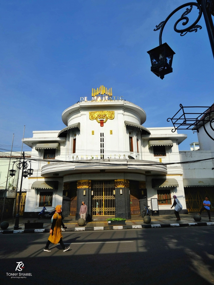 Bioskop Majestic di Jalan Braga No. 1, Bandung. Sumber: dokumentasi pribadi