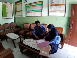 Foto kegiatan 1 Koordinasi dan penyampaian rancangan pembuatan kesepakatan kelas dengan Bapak Kepala sekolah SD N 03 Gantiwarno (Dokpri)