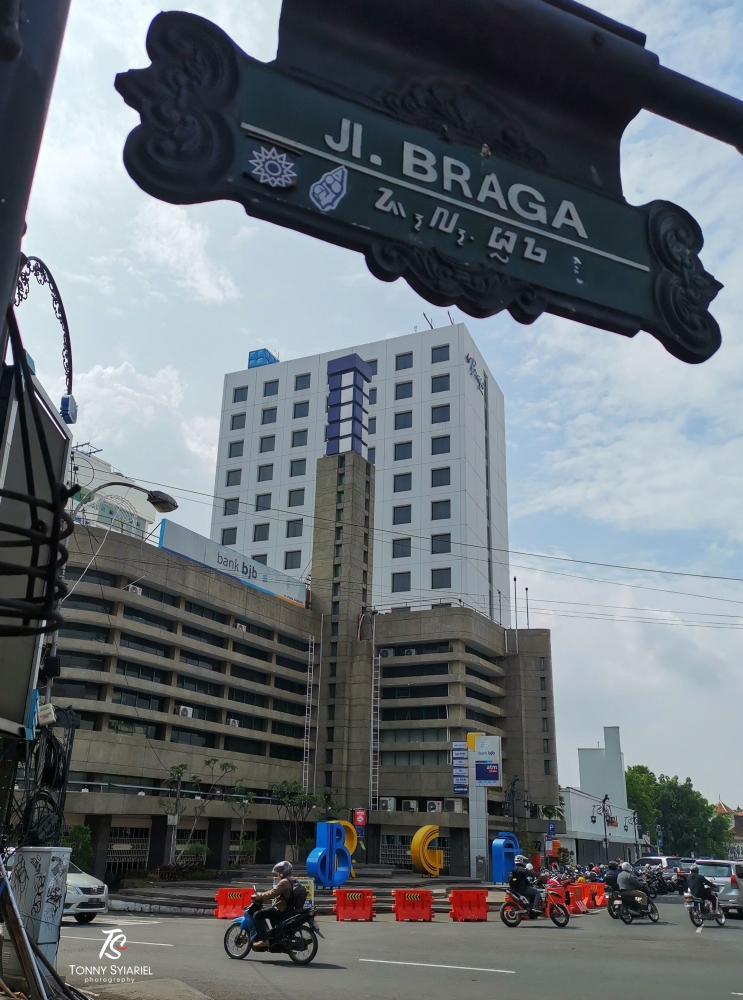Gedung BJB di Jl. Braga No. 12, Bandung. Sumber: dokumentasi pribadi