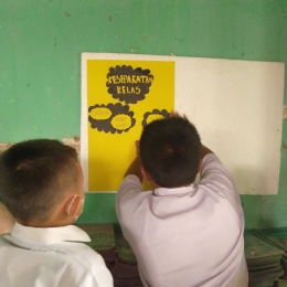 Foto Kegiatan Pembuatan Kesepakatan  Kelas bersama-sama dan di tempel di dinding kelas (Dokpri)