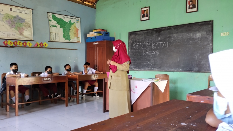 Foto kegiatan Berdiskusi dengan murid-murid kelas 4 tentang kesepakatan bersama yang akan dibuat (Dokpri)