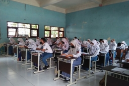 Pembelajaran Tatap Muka (PTM) yang dilaksanakan di SMA Negeri 1 Cerme, Gresik, Selasa (4/1/2022).(KOMPAS.COM/HAMZAH ARFAH)