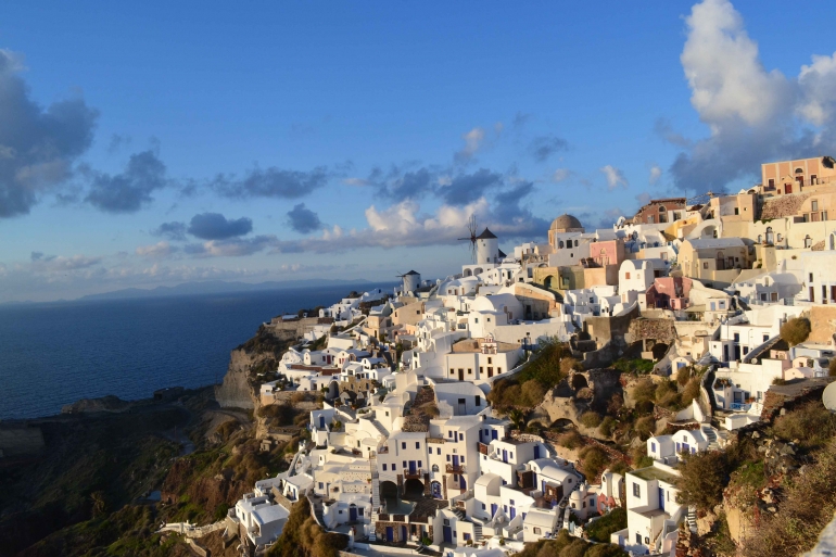 Santorini dengan bentuk rumah khasnya di tengah laut Aegea |  foto dok pribadi