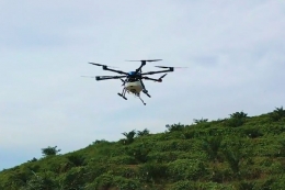 (Foto Aviro D16 Drone dengan gimbal nozzle oleh Avirtech untuk pengendalian hama di perkebunan sawit. Sumber foto: avirtech.co)