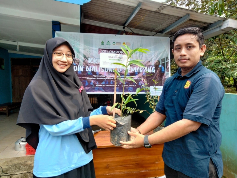 Simbolis Penyerahan tanaman toga dari Kelompok 25 KKN MIT DR-13 UIN Walisongo Semarang kepada perwakilan Dusun Kliwonan, Desa Ngabean/dokpri