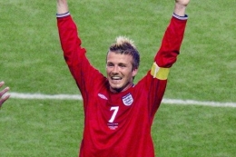 David Beckham saat merayakan kemenangan atas Argentina pada penyisihan Grup F Piala Dunia 2002.(AFP/ODD ANDERSEN via Kompas.com)