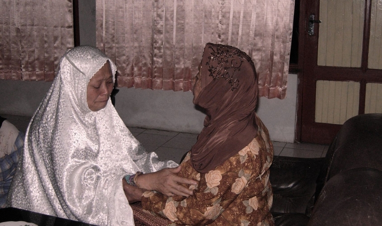Ibu (duduk di bawah) sungkem ke nenek memakai mukena hadiah dari bungsunya/Dokumentasi pribadi