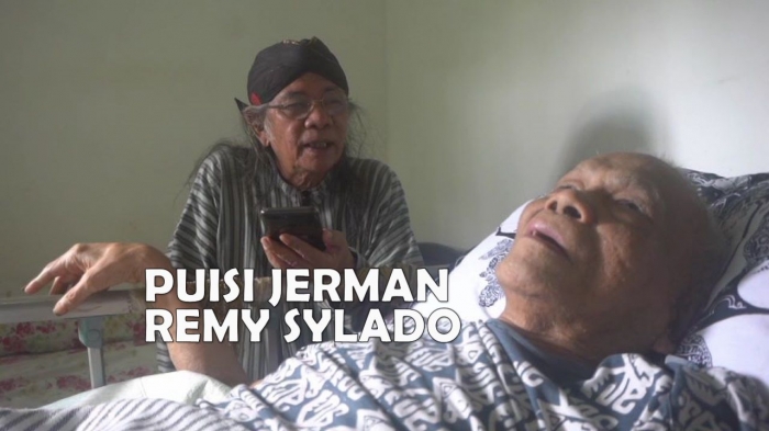 Jose Rizal Manua (kiri) membacakan sajak untuk Remy Sylado. Foto: Isson Khairul