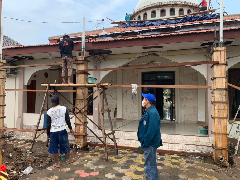 Gambar : Proses pengecoran pilar (Dokpri)