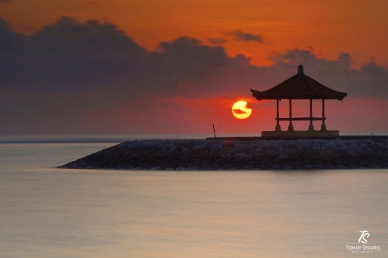 Sunrise di Pantai Sanur, Bali. Sumber: dokumentasi pribadi